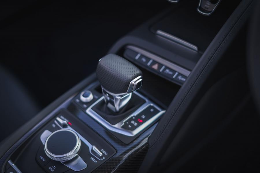 Детали интерьера Audi R8 V10 Performance 2019 года  (UK) (фото 30 из 136)